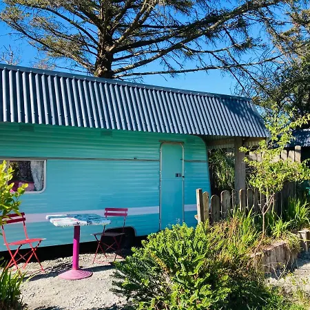 Retro Caravans At Valentia Island Escape 营地