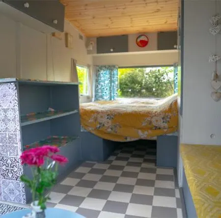 Retro Caravans At Valentia Island Escape 营地