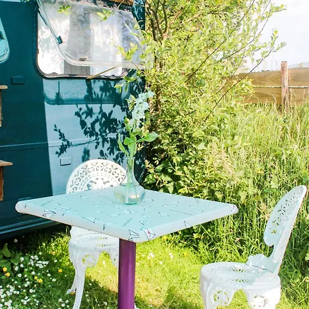 Retro Caravans At Valentia Island Escape 营地