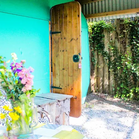 Retro Caravans At Valentia Island Escape 营地