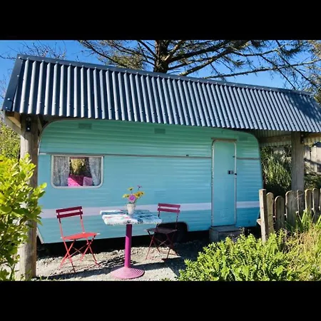 Retro Caravans At Valentia Island Escape 营地